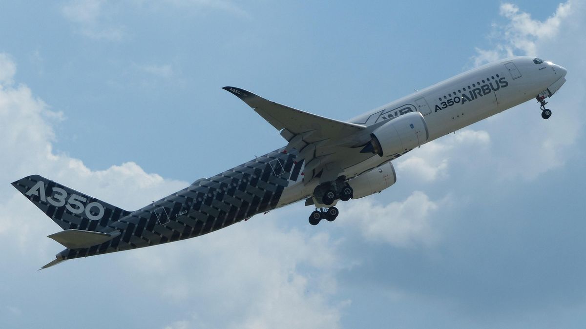 Airbus A350 XWB taking off in carbon fibre test livery